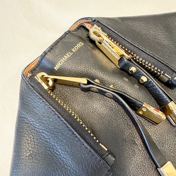 Michael Kors zipper clutch - Picture 2 of 6